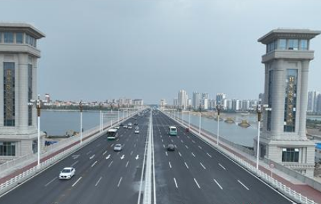 北京路沂河橋全線通車，曾用560個(gè)液壓千斤頂同步頂升老橋